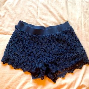 Lilly Pulitzer Navy Blue Lace shorts - size XS